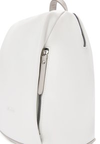 Zaino in pelle bianca dalla forma arrotondata, con una zipper laterale, hardware in argento e una texture liscia. Logo impressa sul davanti.