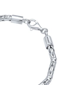 Bracciale in argento con anelli attorcigliati, dotato di un gancio a moschettone e un chiusura cilindrica. Superficie liscia e riflettente, design elegante.