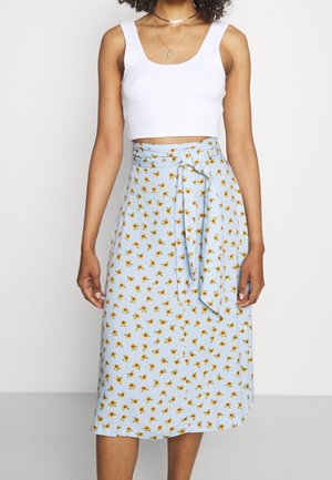 Lichtblauwe wikkelrok met een strik in de taille, voorzien van een kleine gele bloemenprint. Het materiaal lijkt zacht met een gladde textuur.