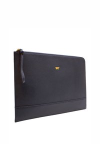 Leder-Clutch in dunkelblau mit strukturiertem Oberflächenmaterial, goldenen Hardware-Akzenten und einem Reißverschluss mit einem dekorativen Leder-Zugband.