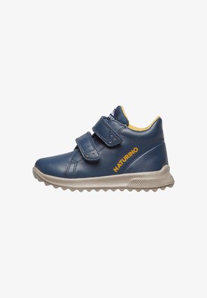 Sneaker alta in pelle blu con doppi strap in Velcro, suola in gomma grigia e dettagli gialli. Presenta una superficie texturizzata e un dettaglio con il logo.