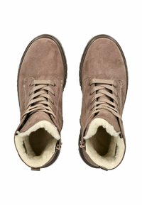 Botas de tobillo de ante marrón con un interior forrado de felpa, puntera redonda, cordones en la parte delantera y suelas de goma resistentes. El diseño es funcional y texturizado.