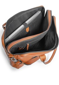 Geantă pentru laptop din piele maro, cu interior din țesătură neagră, închidere cu fermoar și compartimente pentru un laptop și accesorii. Include accente din metal.