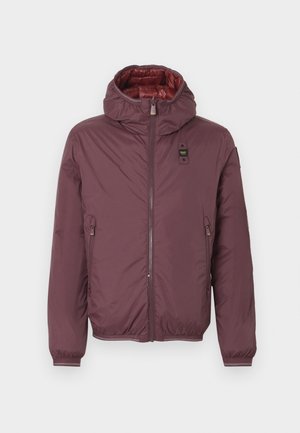 Casaco de penas bordeaux com capuz, dois bolsos frontais com fecho éclair, punhos elásticos e um forro vermelho brilhante. Fecho frontal com zíper e um emblema.