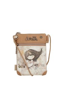 Bolso bandolera con una parte superior de suave cuero beige, diseño impreso con un personaje y detalles en tono plateado. Incluye un cierre de cremallera y una correa ajustable.