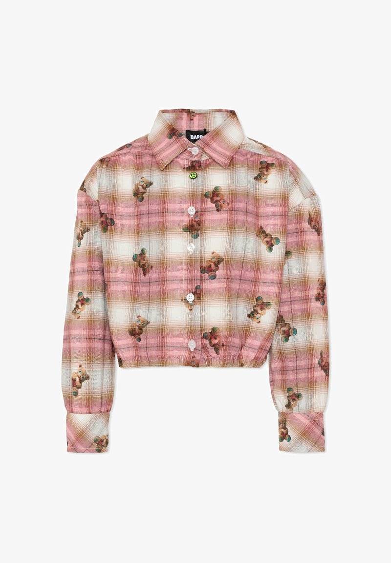 Korte blouse in roze ruit met teddybeerprint. Heeft een kraag, lange mouwen, elastische zoom en een groene glimlachknop als accent.