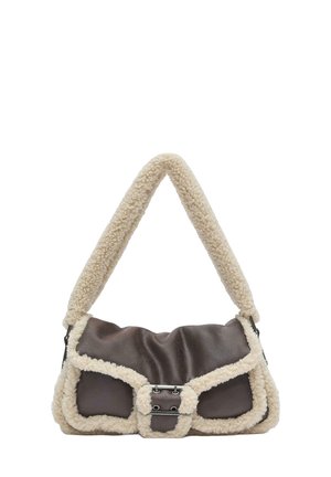 Sac à bandoulière en cuir marron avec garniture en shearling crème et large sangle en shearling, avec fermeture à boucle métallique sur le rabat avant.