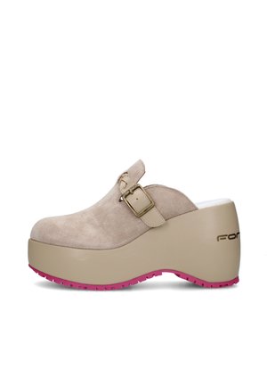 Zoccolo platform beige in camoscio con una larga fascia beige e fibbia dorata, suola spessa con battistrada rosa e punta arrotondata.
