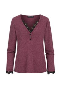 Bordeauxrotes Langarmshirt mit V-Ausschnitt und schwarzer Spitzenverzierung. Verfügt über drei Knöpfe am Ausschnitt und Spitzendetails an den Bündchen.