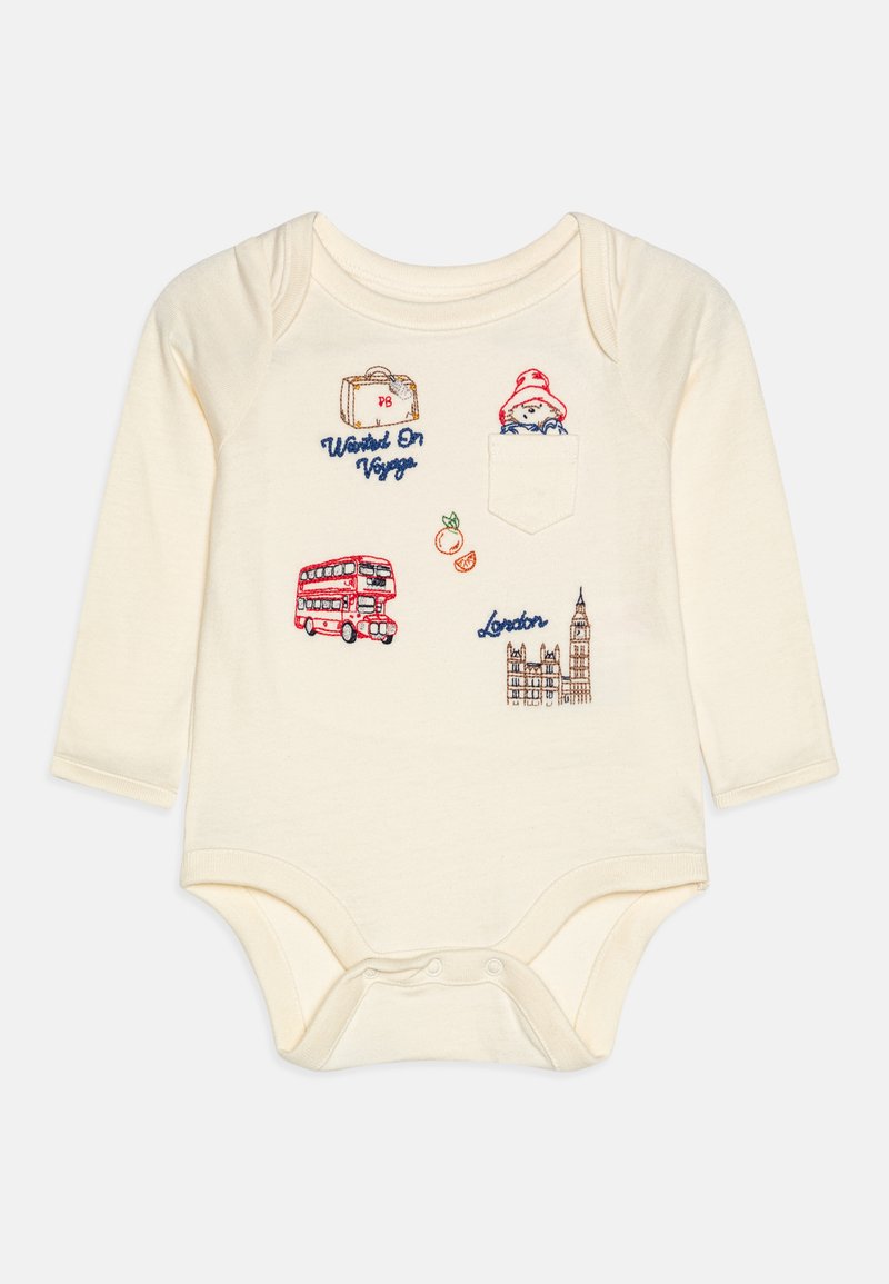 Body de manga longa em tom creme com desenhos bordados inspirados em Londres, incluindo um autocarro, uma mala, laranjas e um urso num bolso.