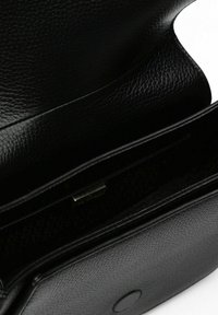 Borsa a tracolla in pelle nera con finitura testurizzata, dotata di due compartimenti e chiusura magnetica. L'interno presenta una fodera decorata con motivo.