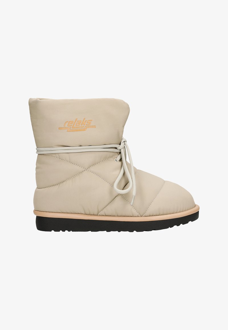 Beige, gesteppter Knöchelstiefel mit abgerundetem Zeh, Schnürverschluss und einer kontrastierenden schwarzen Gummisohle. Markenname "relaks" auf der Oberseite sichtbar.