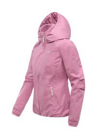 Roze damesjas met capuchon, ritssluiting aan de voorkant, ritssluiting in de zijzak en elastische manchetten, getoond op een witte achtergrond.