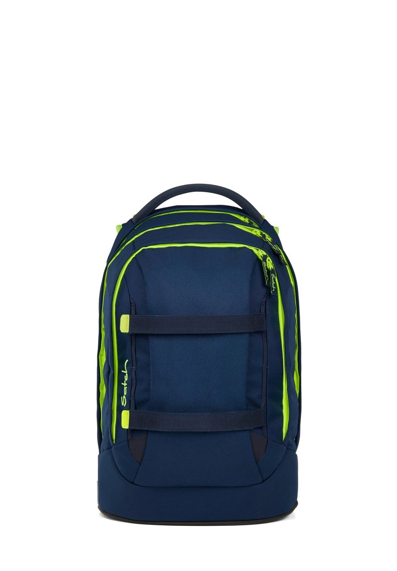 Sac à dos marine avec des accents lime, deux sangles avant, plusieurs compartiments, fermetures éclair et une poignée supérieure rembourrée. Tissu durable.