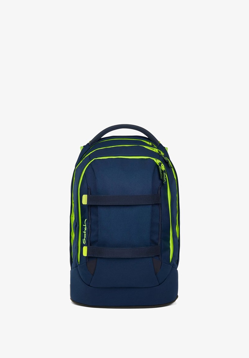 Zaino navy con accenti verde lime, due cinturini frontali, molteplici scomparti, chiusure con zip e una maniglia superiore imbottita. Tessuto resistente.