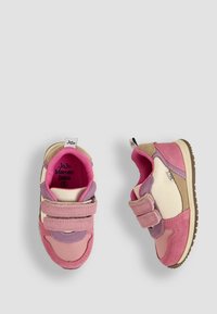 Różowe i lawendowe sneakersy wykonane z zamszu i materiału kanwas. Zapięcia na rzepy, okrągły czubek oraz brązowa kauczukowa podeszwa. Widoczne logo JoJo Maman Bébé.