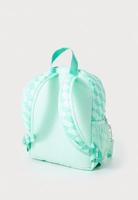 Sac à dos vert menthe avec des accents en mesh, des bretelles rembourrées et une finition texturée. Comprend un motif de logo et une poignée de transport supérieure pour un transport facile.