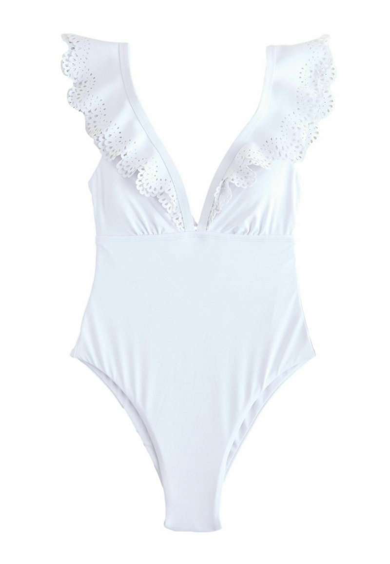 Maillot de bain blanc une pièce avec décolleté en V profond, volants en dentelle sur les épaules, texture lisse et ouvertures de jambes élevées.