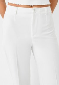Bershka Tygbyxor - white