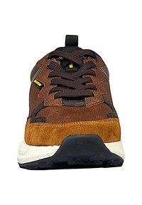 Braun und beige Sneaker mit schwarzen Schnürsenkeln, weißer Sohle und Zugschlaufe, Vorderansicht auf weißem Hintergrund.