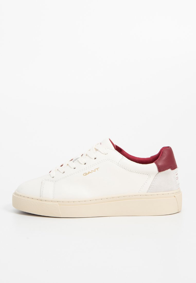 Vita lädersneakers med vinröda accenter, texturerad häl och beige gummisula. Har tonade sömmar och en guldfärgad logotyp på sidan.