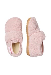 Růžové fleece pantofle s měkkou, načechranou strukturou, s suchým zipem a světlým hnědým gumovým podrážkou. Viditelná značka.