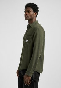 Lee Camisa - oak moss
