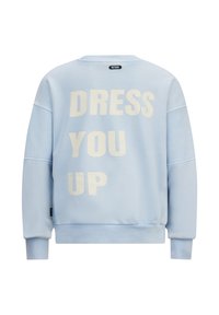 Felpa azzurra realizzata in un materiale morbido, con grande scritta bianca sul retro che recita "DRESS YOU UP." Polsini e orlo a coste.