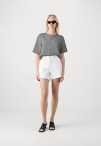 VILA VINELLA - Blus - cloud dancer/black
