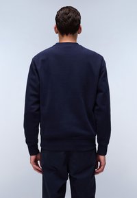 Sudadera azul marino con cuello redondo, puños y dobladillo acanalados. Fabricada con material suave, presenta un diseño simple y limpio.