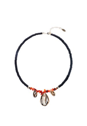 Collier noir avec perles et accents rouges, orné de plusieurs coquillages cauris et d'un pendentif métallique brillant. Fini avec un fermoir doré et une chaînette d'extension.
