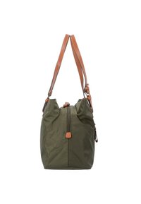 Borsa in tessuto verde oliva con manici in pelle marrone, chiusura a zip e forma morbida. Presenta cuciture minime e una superficie liscia.