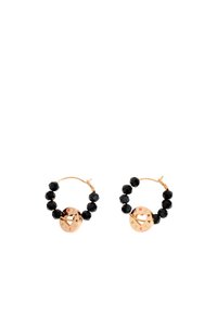 Pendientes de aro dorados con cuentas facetadas negras y un charm redondo con un corazón grabado y letras multicolores.