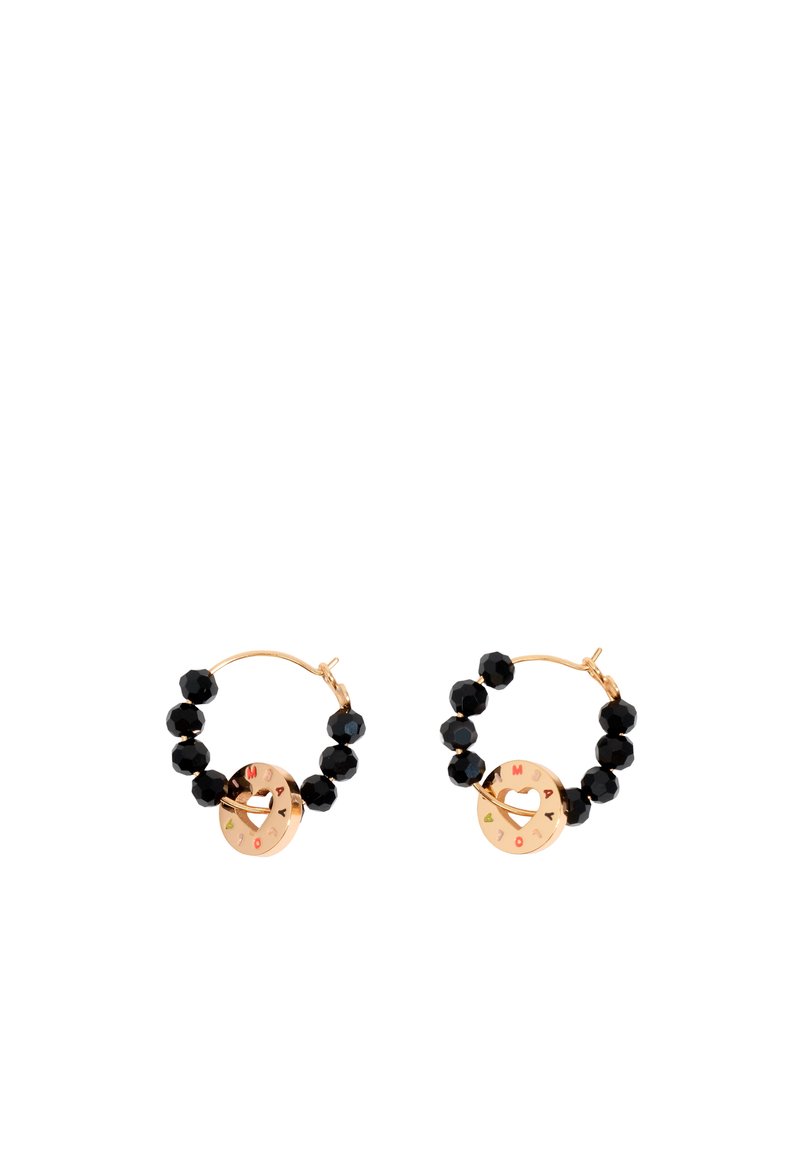 Pendientes de aro dorados con cuentas facetadas negras y un charm redondo con un corazón grabado y letras multicolores.