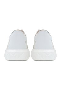 Baskets blanches avec une tige en cuir lisse et une semelle en caoutchouc épaisse et texturée. Présentent un design minimaliste et des détails de couture subtils.