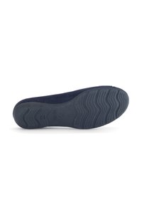 Semelle de chaussure en daim bleu marine avec des rainures de traction en caoutchouc noir texturé et le nom de marque "Gabor" embossé, design courbé avec un talon plat.