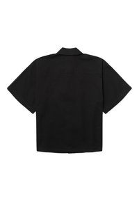 Chemise noire à manches courtes avec col, vue de dos, avec un ourlet droit et un design simple et épuré.