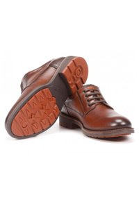 Zapatos de vestir de cuero marrón con un acabado suave, con punta redonda, diseño de cinco cordones y una suela de goma rojiza con patrones de agarre texturizados.