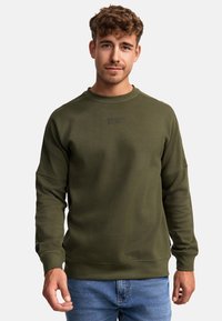 Sudadera verde oliva con cuello y puños acanalados, que presenta un sutil logo en relieve en el pecho y un diseño de corte relajado.