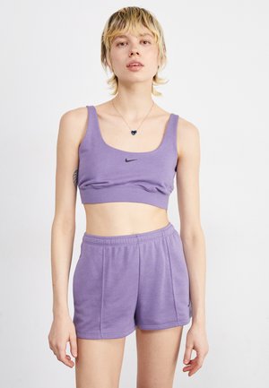 Lila sportlicher Crop-Top mit einem schwarzen Nike-Logo, kombiniert mit passenden lila Shorts. Beide bestehen aus weichem, glattem Stoff.