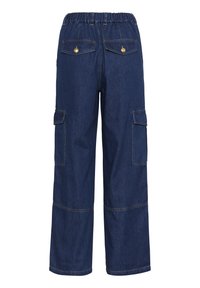 Pantalones cargo de mezclilla en azul oscuro, con una cinturilla elástica, dos bolsillos laterales y dos bolsillos traseros con acabados en dorado.