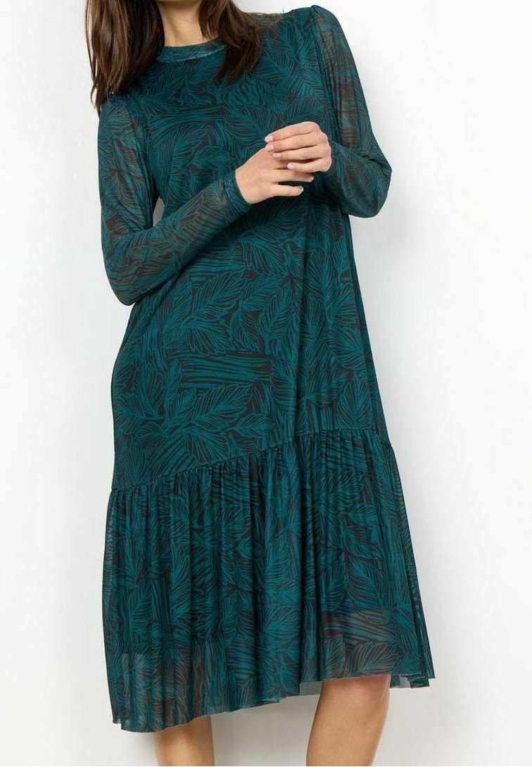 Vestido teal con mangas largas transparentes, tejido texturizado que presenta un patrón de hojas, cintura fruncida, falda fluida con dobladillo en capas.