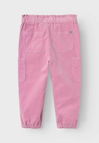Pantaloni in corduroy rosa con cintura elasticizzata, gambe affusolate e due tasche posteriori. Presentano dettagli cuciti e tasche laterali.