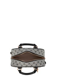 Borsa grigia texture con esterno decorato, dettagli in pelle nera, doppi manici e una chiusura con zip che rivela un interno marrone.