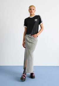 adidas Originals ADICOLOR 3-STRIPES PINSTRIPE - Camiseta estampada - black