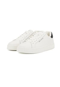 Sneakers bianchi in pelle con finitura liscia, punta rotonda, stringatura frontale e un accento nero sul tallone; caratterizzati da una suola in gomma piatta.