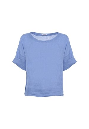 Jasnoniebieska lniana bluzka z krótkim rękawem, okrągłym dekoltem, podwiniętymi mankietami i luźnym krojem. Materiał ma gładką, lekko teksturowaną powierzchnię.