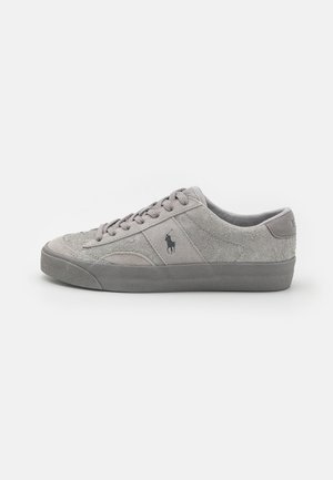 Szaro-zamszowy niski sneaker z sznurowadłami i logo konia Polo Ralph Lauren po bokach oraz gumową podeszwą, widoczny od zewnętrznej strony.