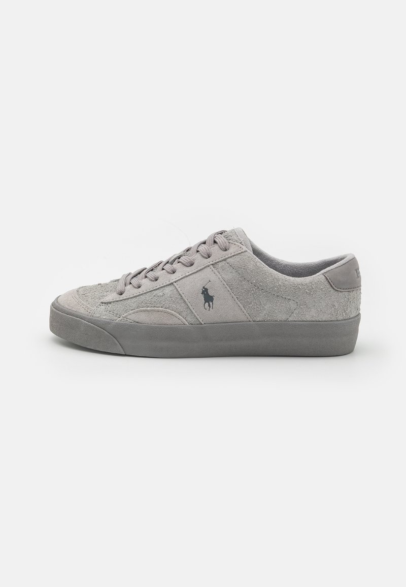 Baskets basses en daim gris avec lacets et logo cheval Polo Ralph Lauren sur le côté, semelle en caoutchouc, vues de l'extérieur.