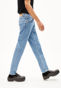 ARMEDANGELS AARJO TARPA - Vaqueros tapered - washed light indigo